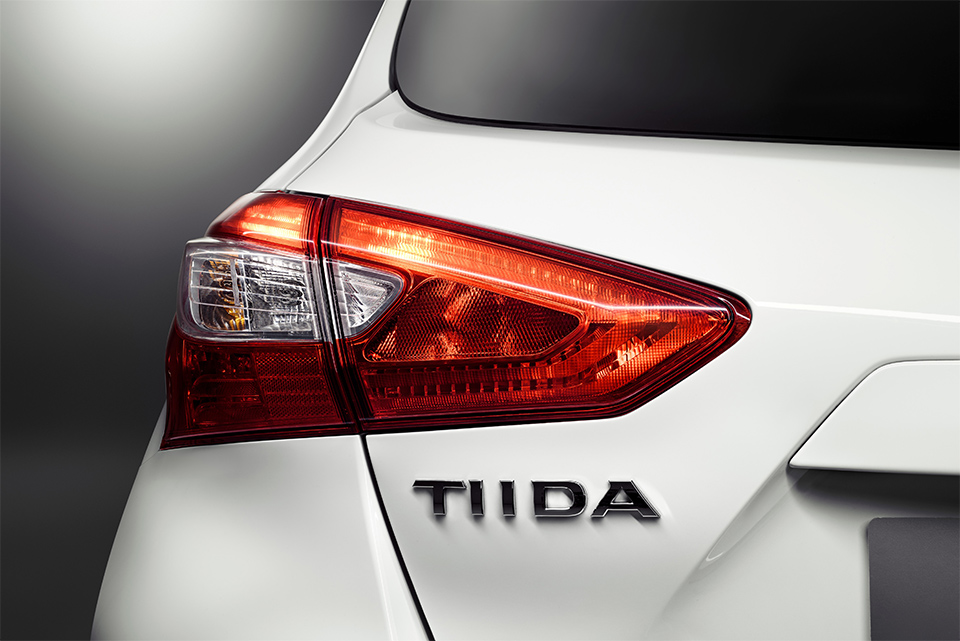 Nissan Tiida 2015 хэтчбек
