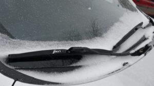 Зимние щетки очистителя автомобиля